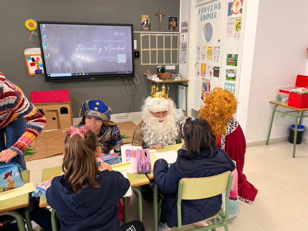 1 storytelling fp &bull; Alumnos de CEU FP Sevilla realizan talleres en inglés y actividades de Navidad con los más pequeños del Colegio CEU San Pablo Sevilla