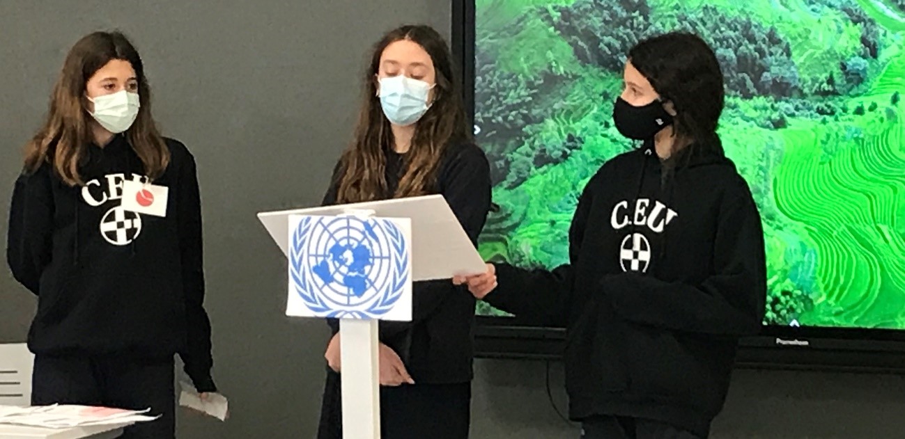 ceu colegio sevilla &bull; Alumnos de 1º de ESO del Colegio CEU San Pablo Sevilla simulan su participación en una Asamblea General de las Naciones Unidas