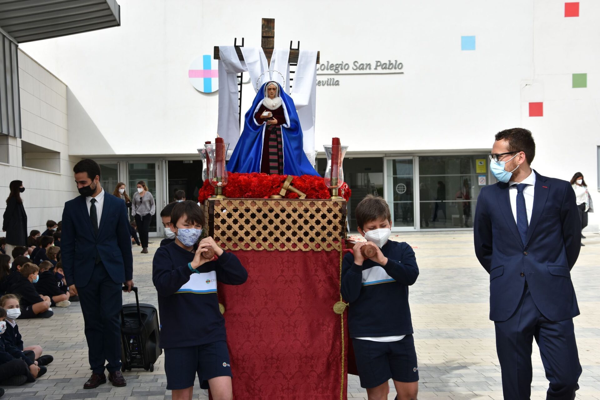 DSC 1821 &bull; Los alumnos del Colegio CEU San Pablo Sevilla participan, este Viernes de Dolores, en su tradicional procesión