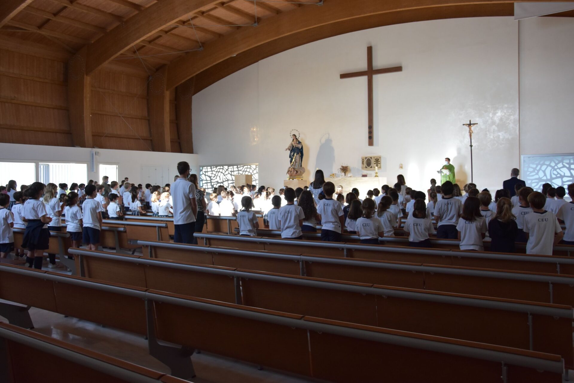 DSC 0274 &bull; Los alumnos de 3º y 5º de Primaria del Colegio CEU San Pablo Sevilla asisten a su primera eucaristía del curso