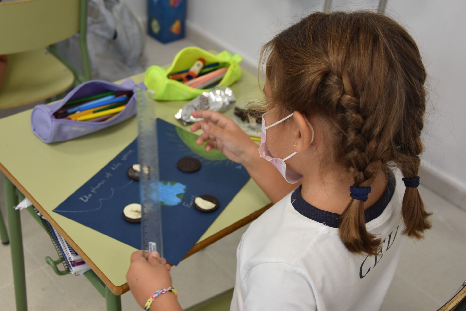 DSC 2015 &bull; Los alumnos de 2º de Educación Primaria del Colegio CEU San Pablo Sevilla aprenden sobre las fases lunares con una divertida actividad