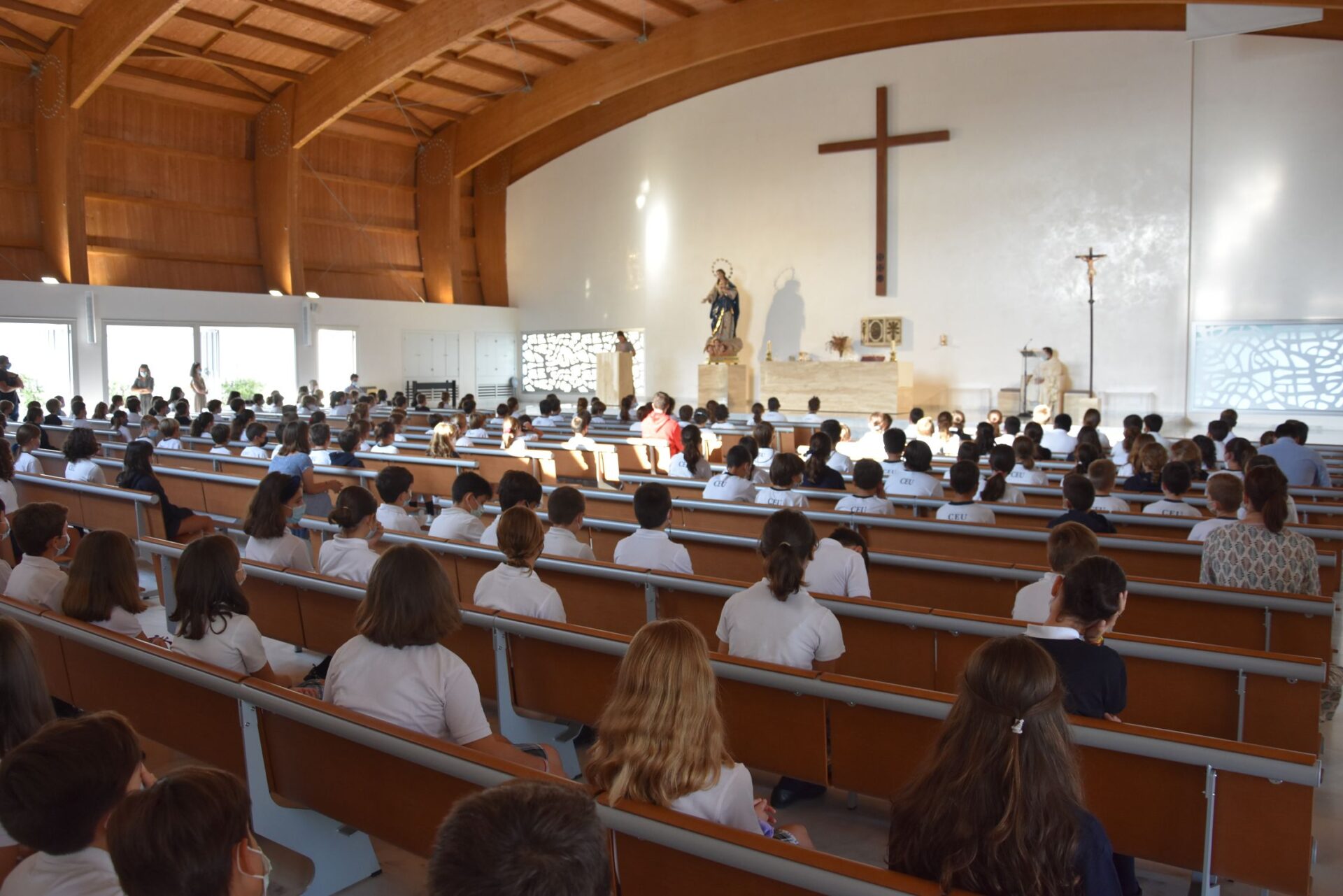 DSC 2035 1 &bull; Los alumnos de 4º y 6º de Primaria del Colegio CEU San Pablo Sevilla asisten a su primera eucaristía del curso