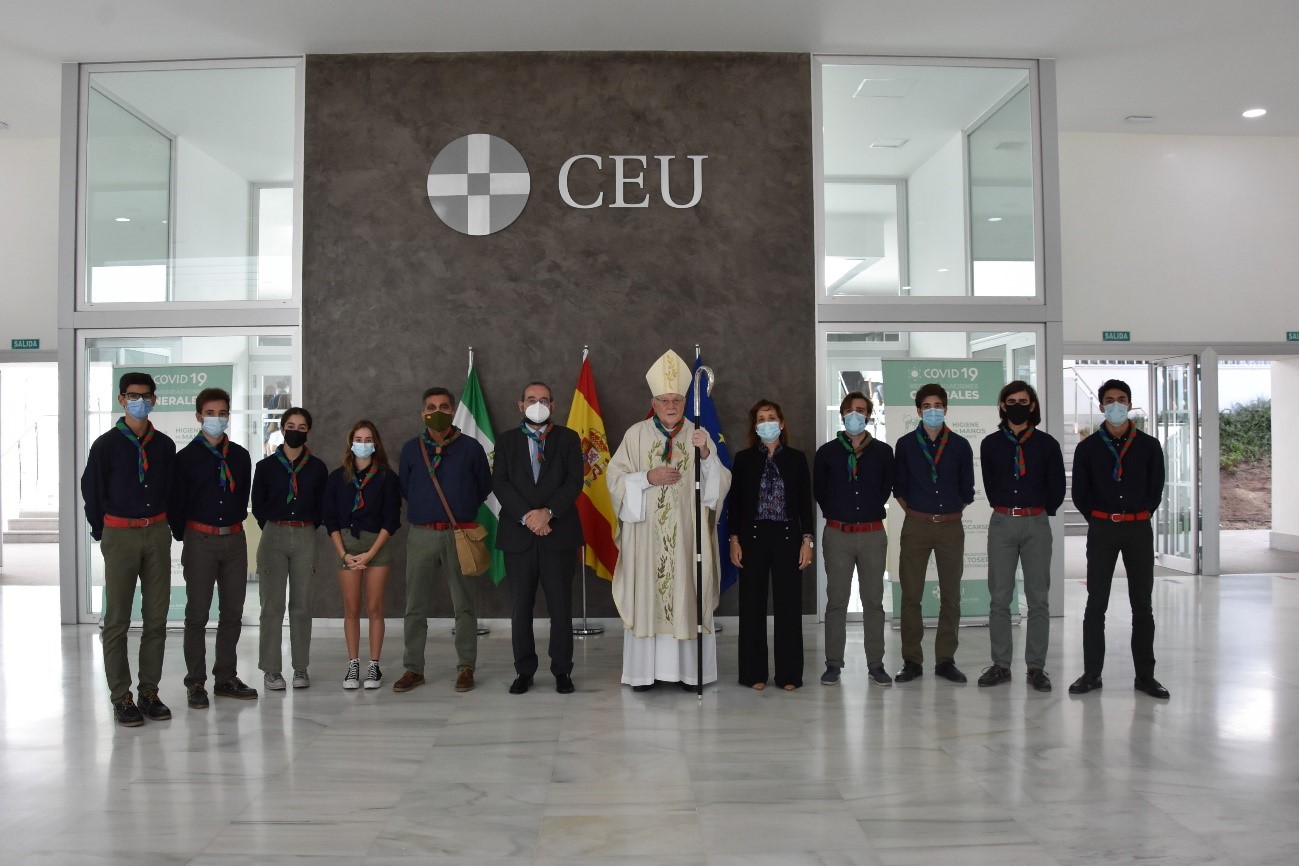 SCOUTS &bull; El cardenal Amigo Vallejo y el presidente de la ACdP y del CEU, Alfonso Bullón de Mendoza y Gómez de Valugera, reciben la pañoleta como scouts de honor en el Colegio CEU San Pablo Sevilla
