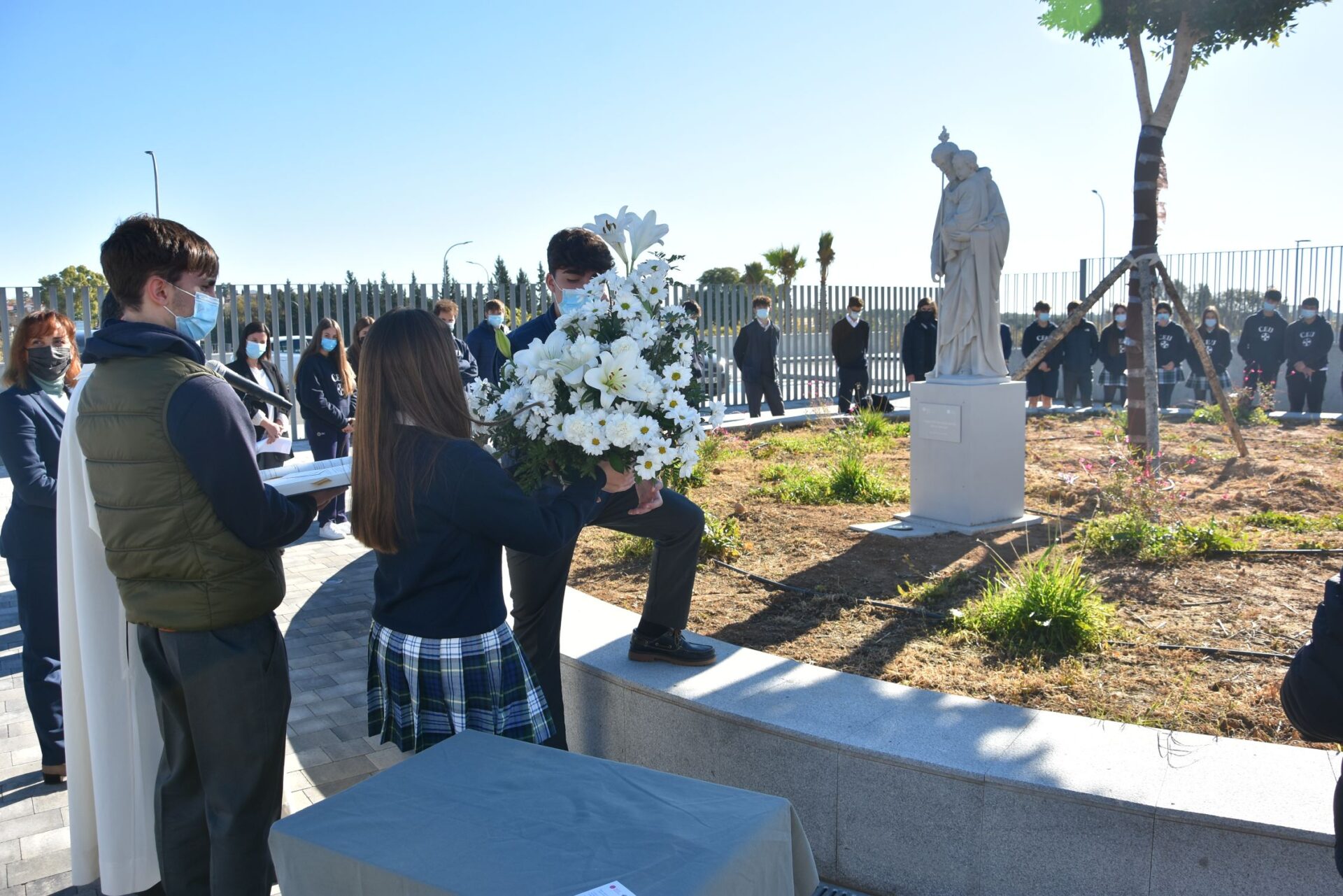 DSC 1616 &bull; Los alumnos de Bachillerato del Colegio CEU San Pablo Sevilla realizan una ofrenda floral a San José cuando concluye el año que el Papa Francisco le ha dedicado