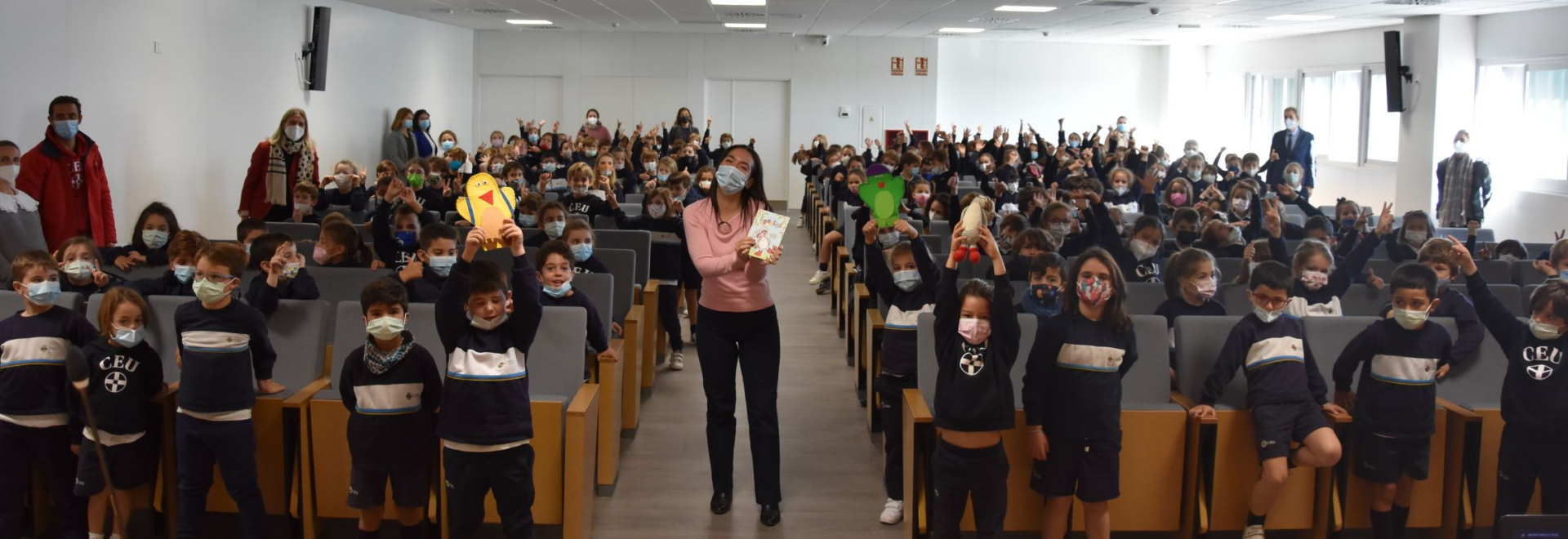 DSC 8225 &bull; Alumnos del Colegio CEU San Pablo Sevilla participan en un cuentacuentos con la autora de Komache, María Graciani