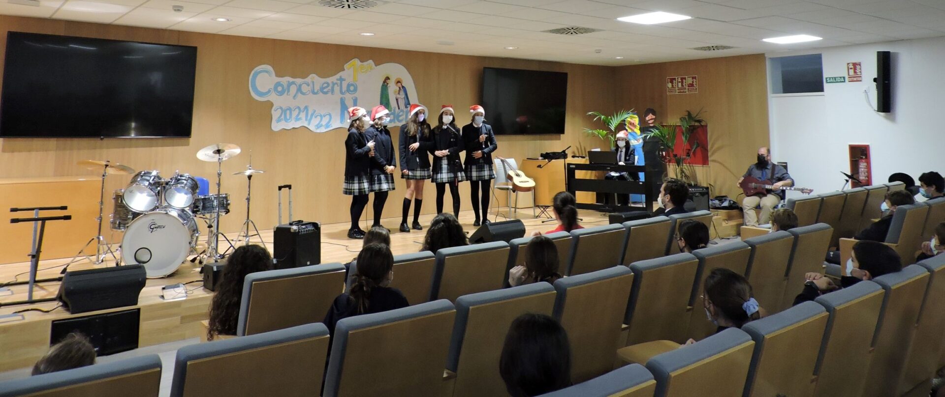 DSCN6323 1 &bull; Los alumnos de Secundaria del Colegio CEU San Pablo Sevilla interpretan varias piezas musicales en un concierto