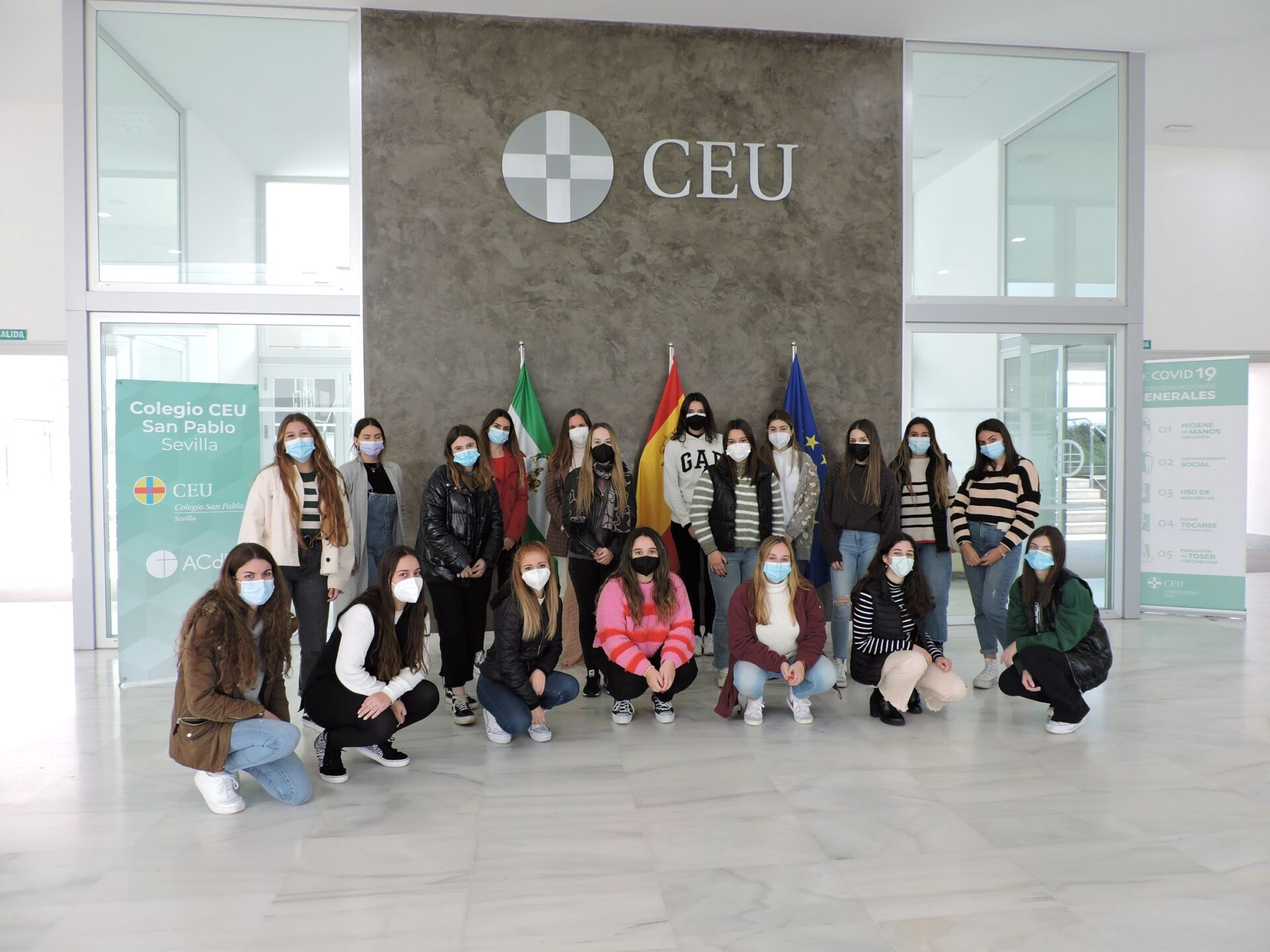 DSCN6444 &bull; Estudiantes del Ciclo Superior en Educación Infantil realizan una actividad sobre valores en el Colegio CEU San Pablo Sevilla