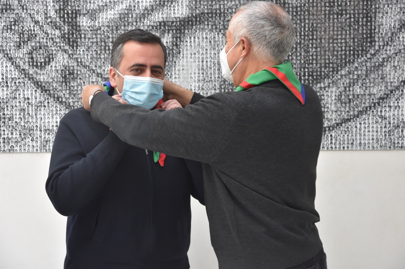 scout colegio ceu &bull; El director de Pastoral de CEU Andalucía, P. Leonardo Sánchez, recibe la pañoleta como consiliario del grupo Scout del Colegio CEU San Pablo Sevilla