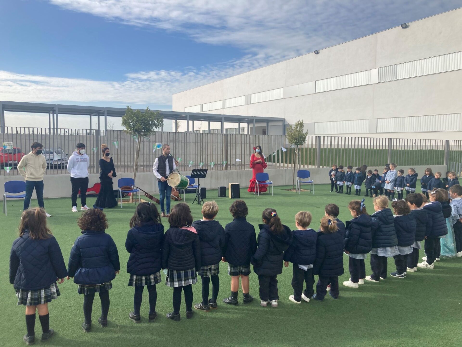 1 11 &bull; Estudiantes de Cardenal Spínola realizan una intervención musical dinámica para los alumnos del Colegio CEU San Pablo Sevilla