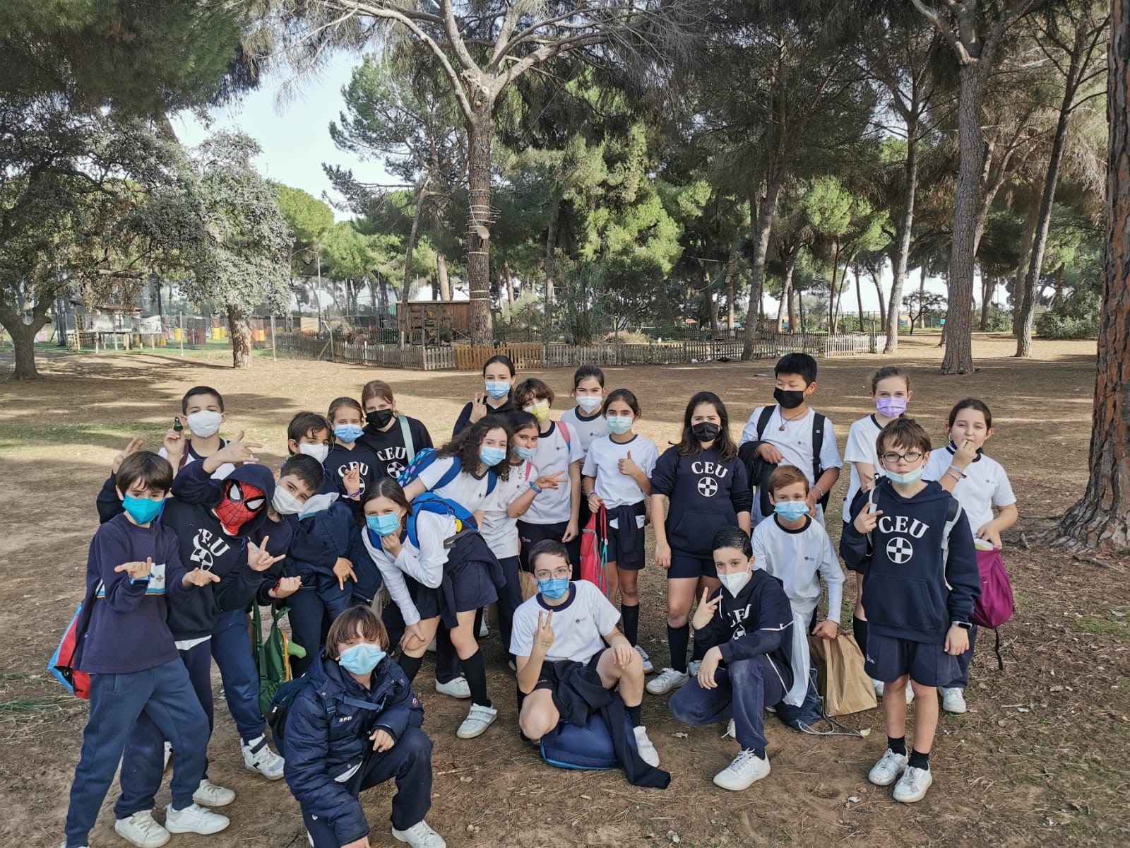 2 5 &bull; Alumnos del Colegio CEU San Pablo Sevilla visitan el Bosque Suspendido, parque de aventuras en los árboles
