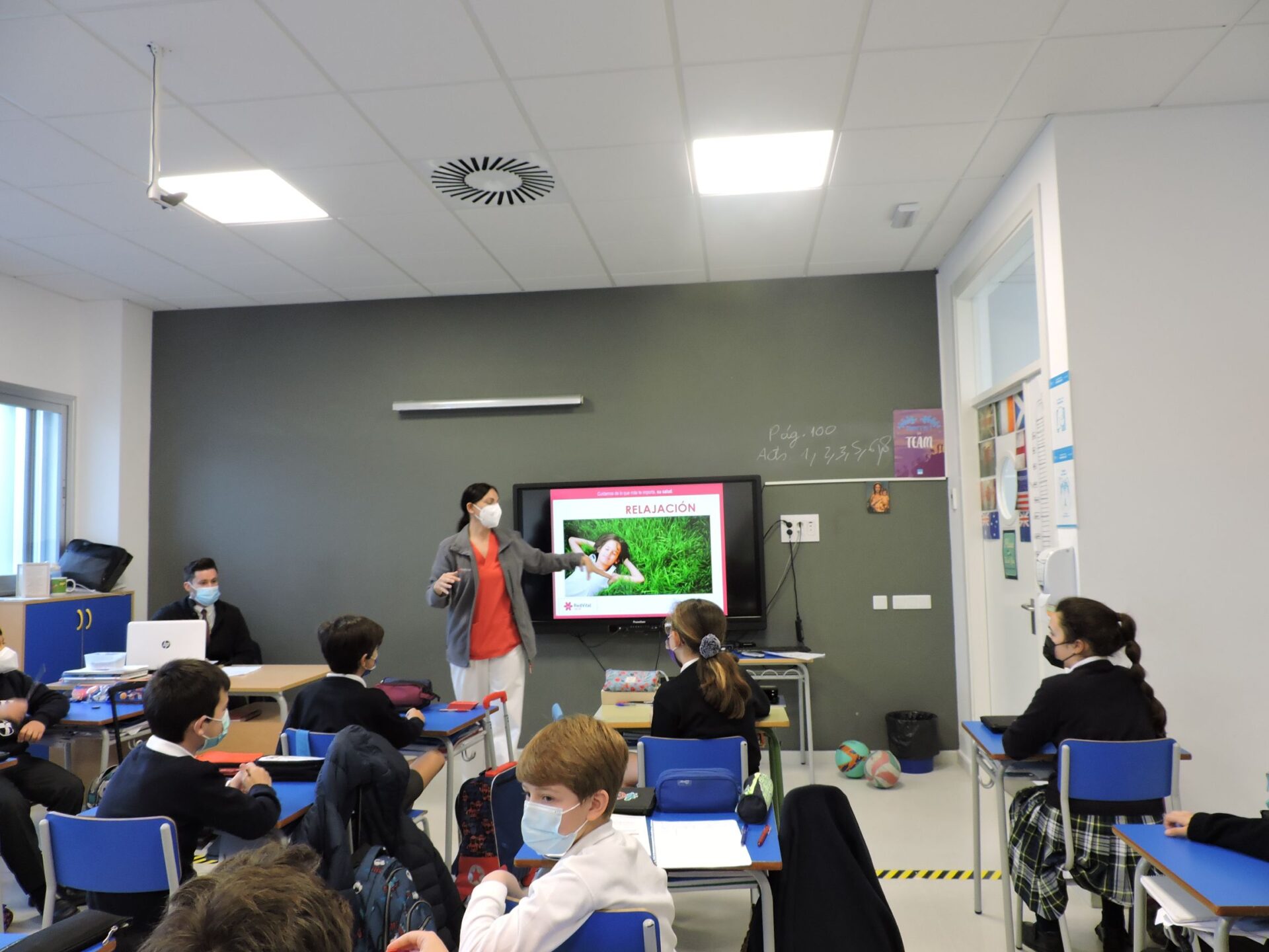 DSCN7002 &bull; Alumnos del Colegio CEU San Pablo Sevilla participan en el taller ‘Relajación’ para prevenir y combatir el estrés