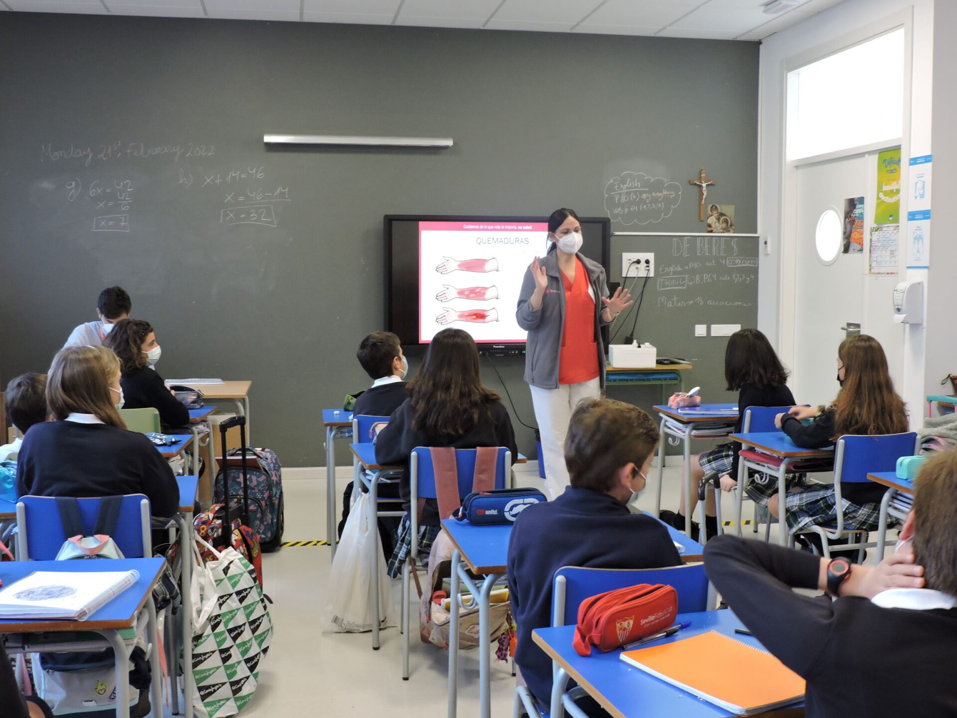 DSCN7020 &bull; Alumnos de Educación Primaria del Colegio CEU San Pablo Sevilla participan en un taller de Primeros Auxilios