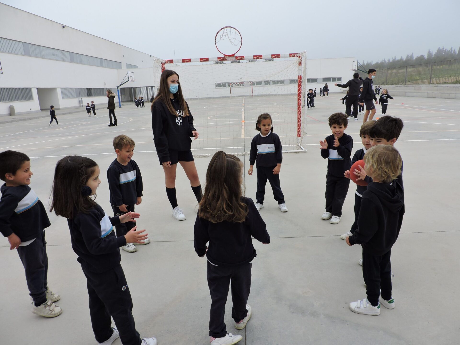 DSCN7168 &bull; Alumnos del Colegio CEU San Pablo Sevilla participan en una dinámica de Physical Education