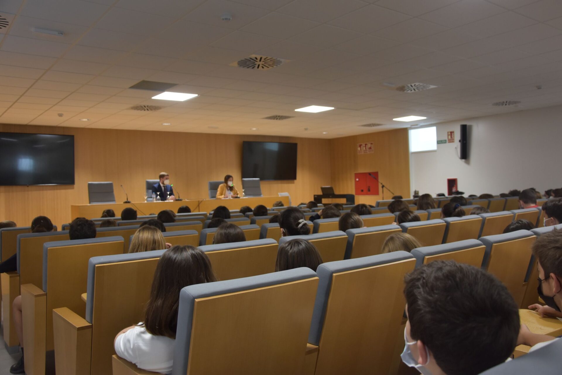 DSC 6626 &bull; Estudiantes del Colegio CEU San Pablo Sevilla asisten a una conferencia sobre periodismo