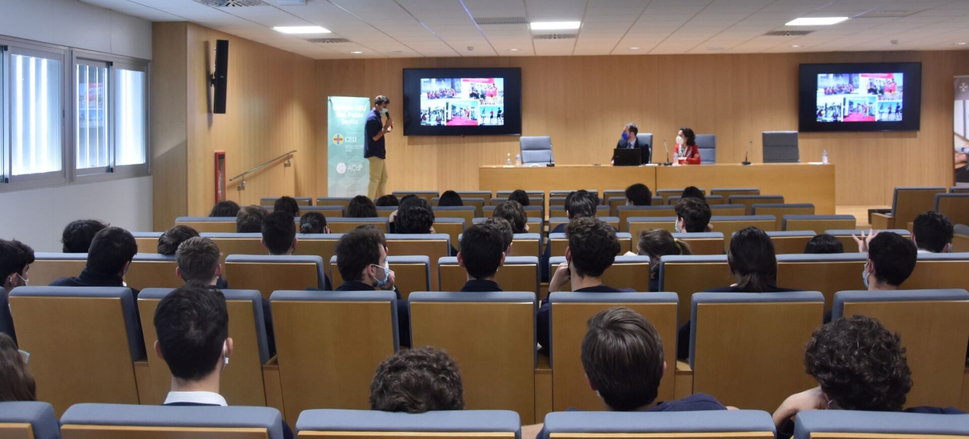 DSC 8030 2 &bull; Un triatleta, alunmo de Cardenal Spínola, les habla a estudiantes del Colegio CEU San Pablo Sevilla sobre cómo alcanzar su máximo nivel deportivo
