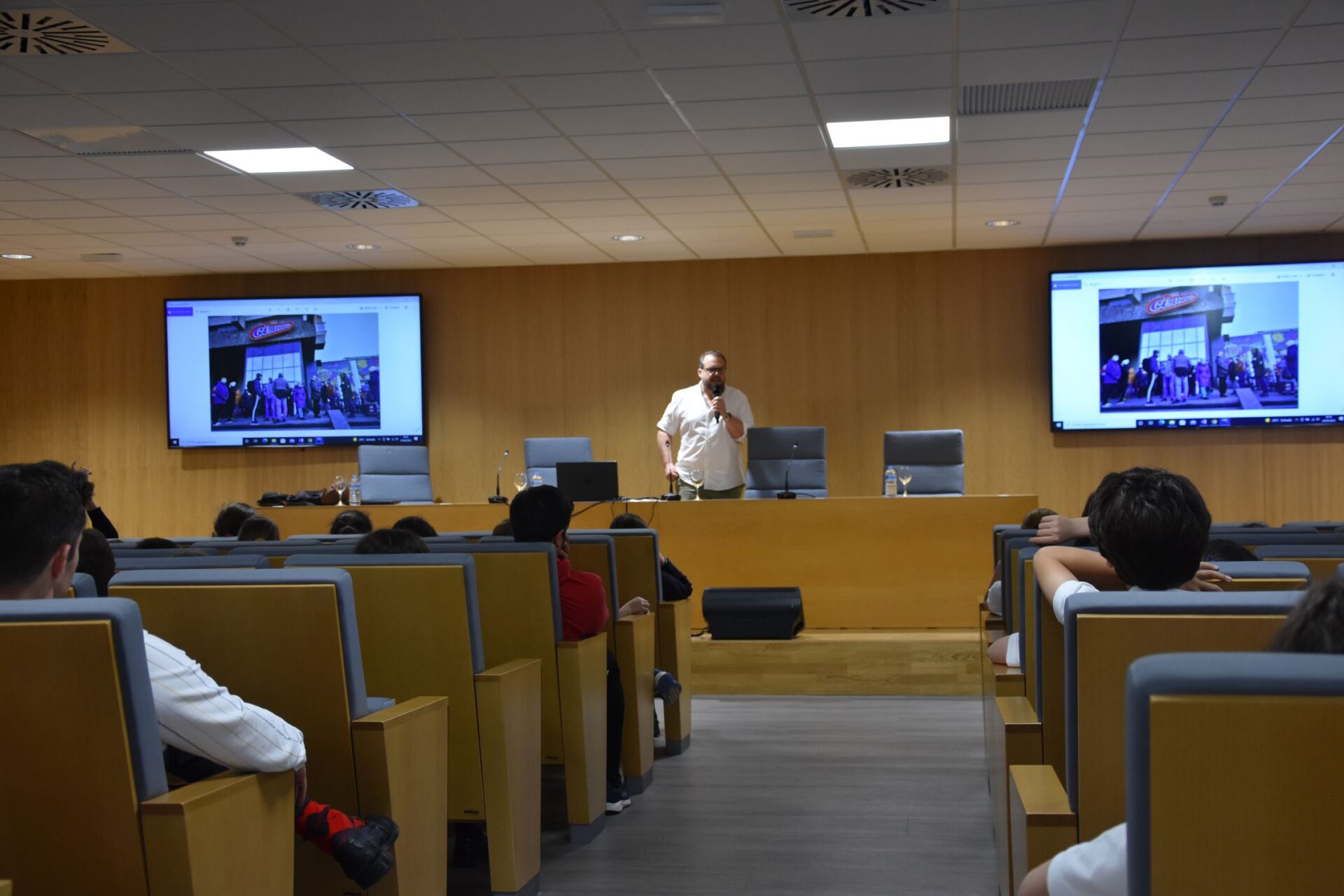 DSC 6324 &bull; Alumnos de 5º de Primaria del Colegio CEU San Pablo Sevilla participan en una sesión sobre periodismo corresponsal y técnicas de oratoria