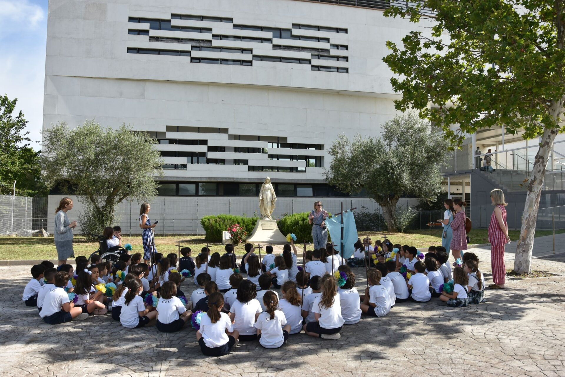 DSC 8648 &bull; Los alumnos de Educación Primaria del Colegio CEU San Pablo Sevilla celebran el Mes de María con ofrendas y peregrinaciones