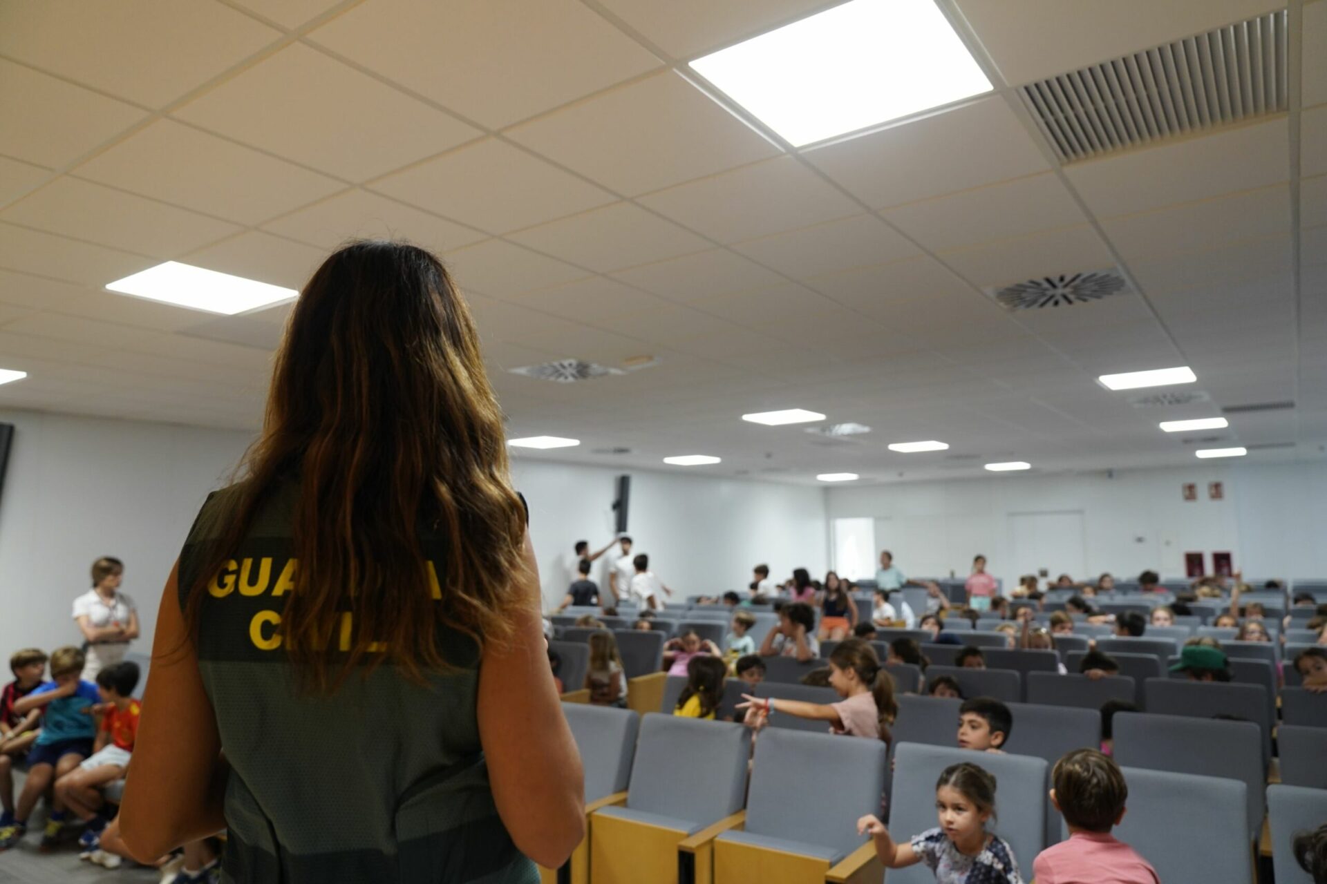 DSC0231 scaled &bull; Los alumnos del Summer Camp CEU conocen de primera mano el trabajo diario de los profesionales de la Guardia Civil