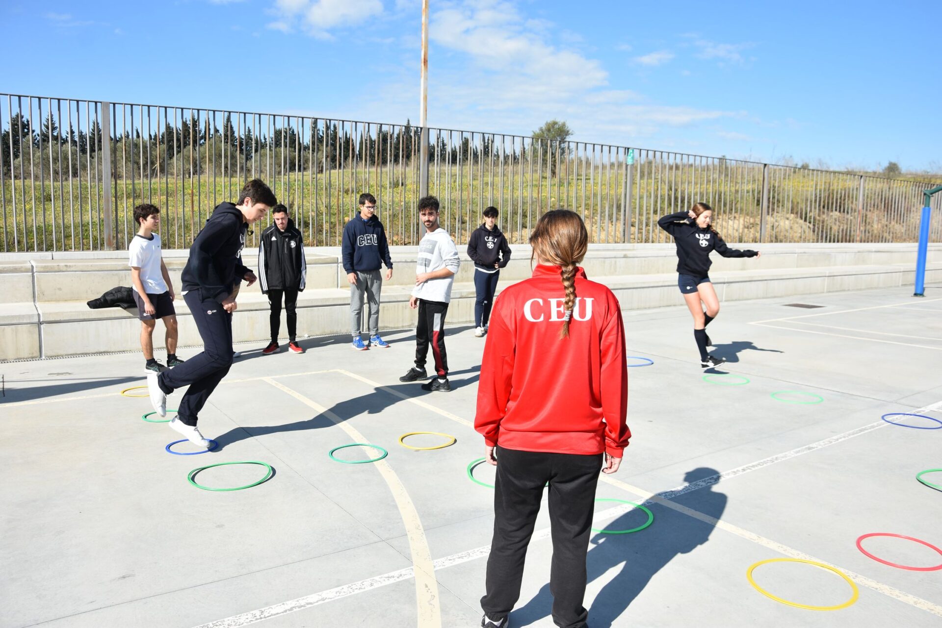 DSC 9916 &bull; Alumnos del Centro de Estudios Profesionales CEU realizan una actividad físico-deportiva en el Colegio CEU San Pablo Sevilla
