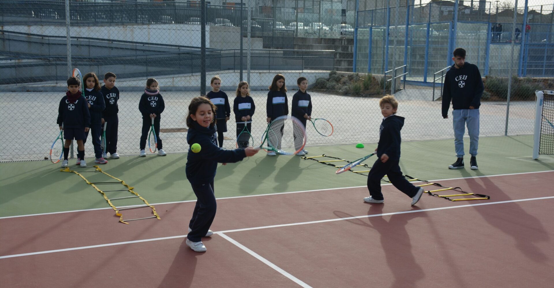 DSC 0412 scaled &bull; Alumnos del Centro de Estudios Profesionales CEU imparten una sesión de tenis en el Colegio CEU San Pablo Sevilla