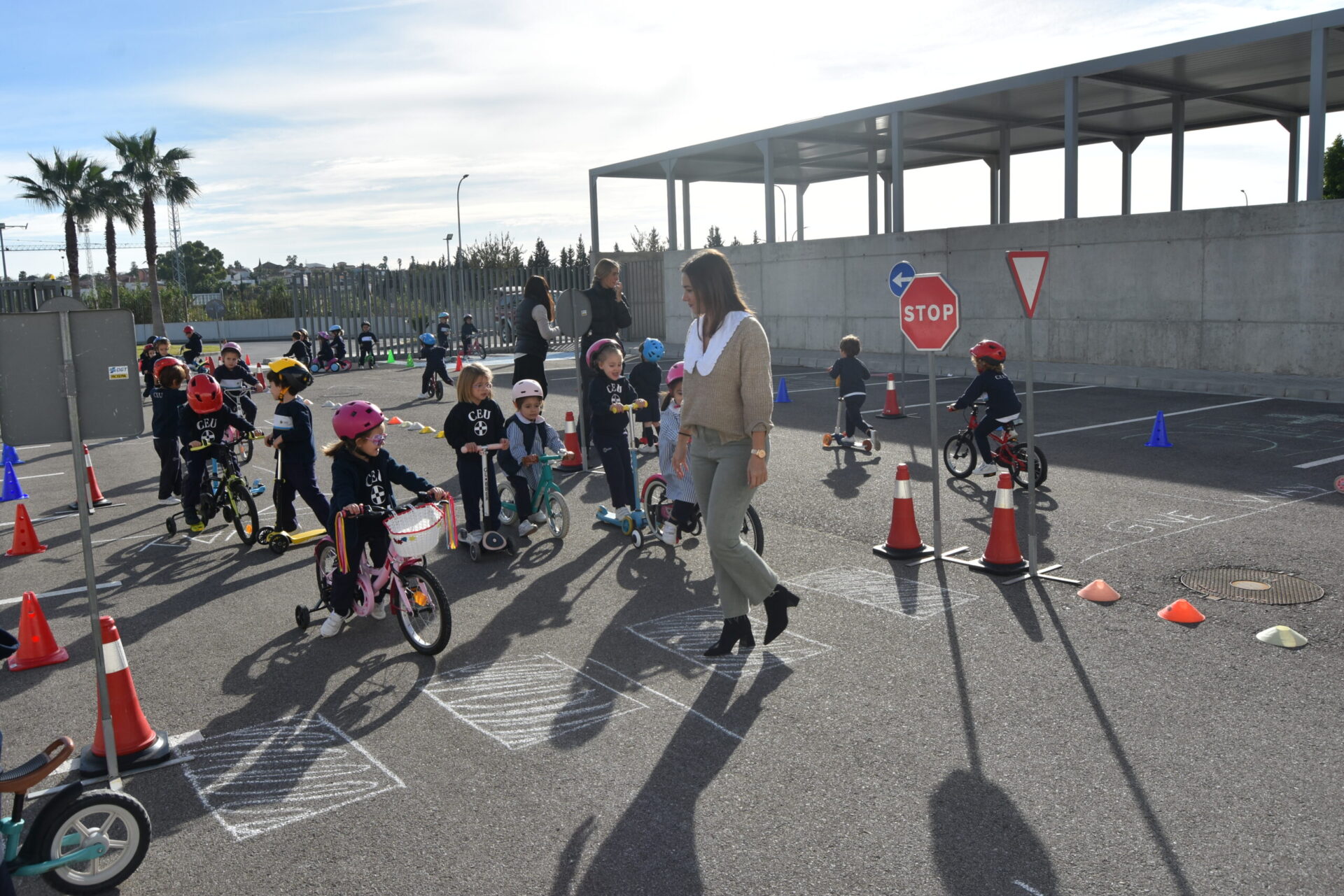DSC 0769 scaled &bull; Los alumnos de Infantil y Primaria del Colegio CEU San Pablo Sevilla aprenden sobre seguridad vial