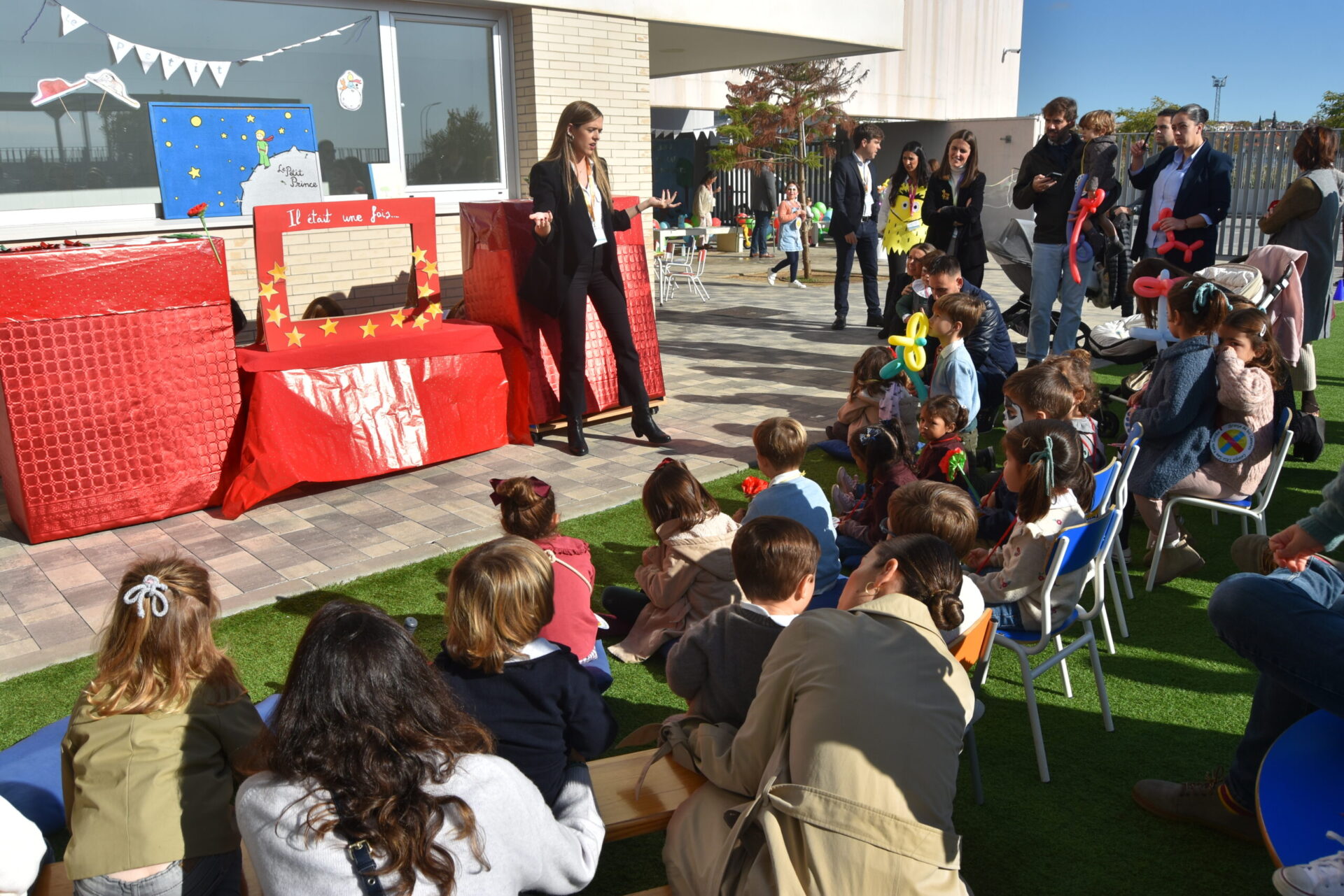 teatro ninos colegio scaled &bull; El Colegio CEU San Pablo Sevilla abre sus puertas con la Granja de los Cuentos