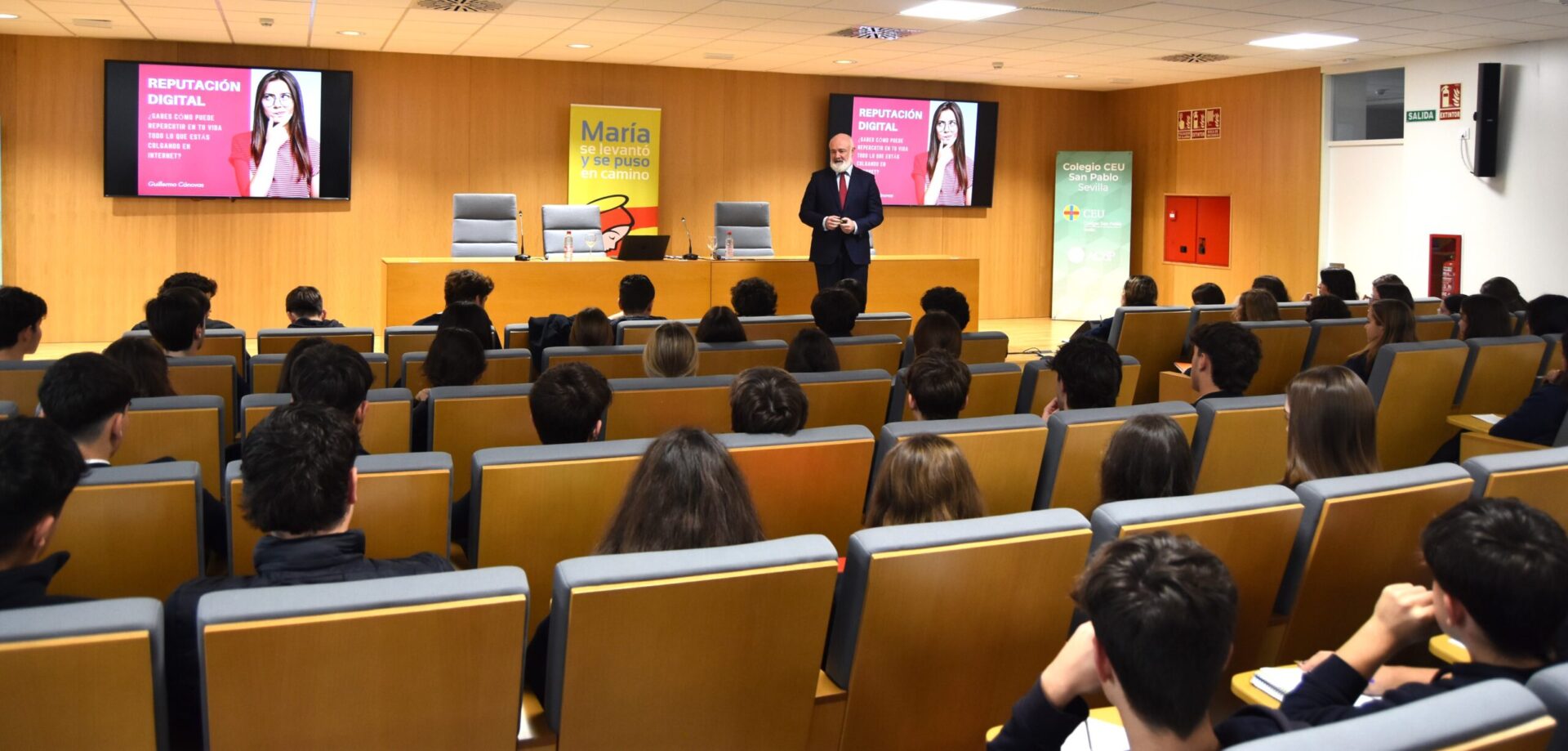 aula familia ceu scaled &bull; Guillermo Cánovas profundiza con alumnos y familias sobre el uso responsable de Internet y las redes sociales