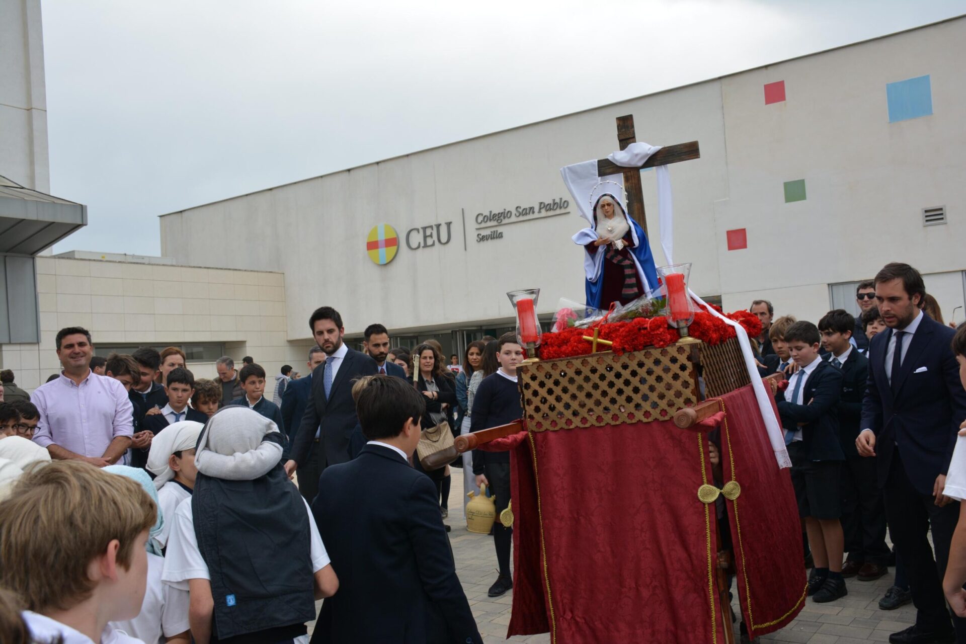 DSC 0679 scaled &bull; Gran devoción en torno a la procesión de Semana Santa del Colegio CEU San Pablo Sevilla