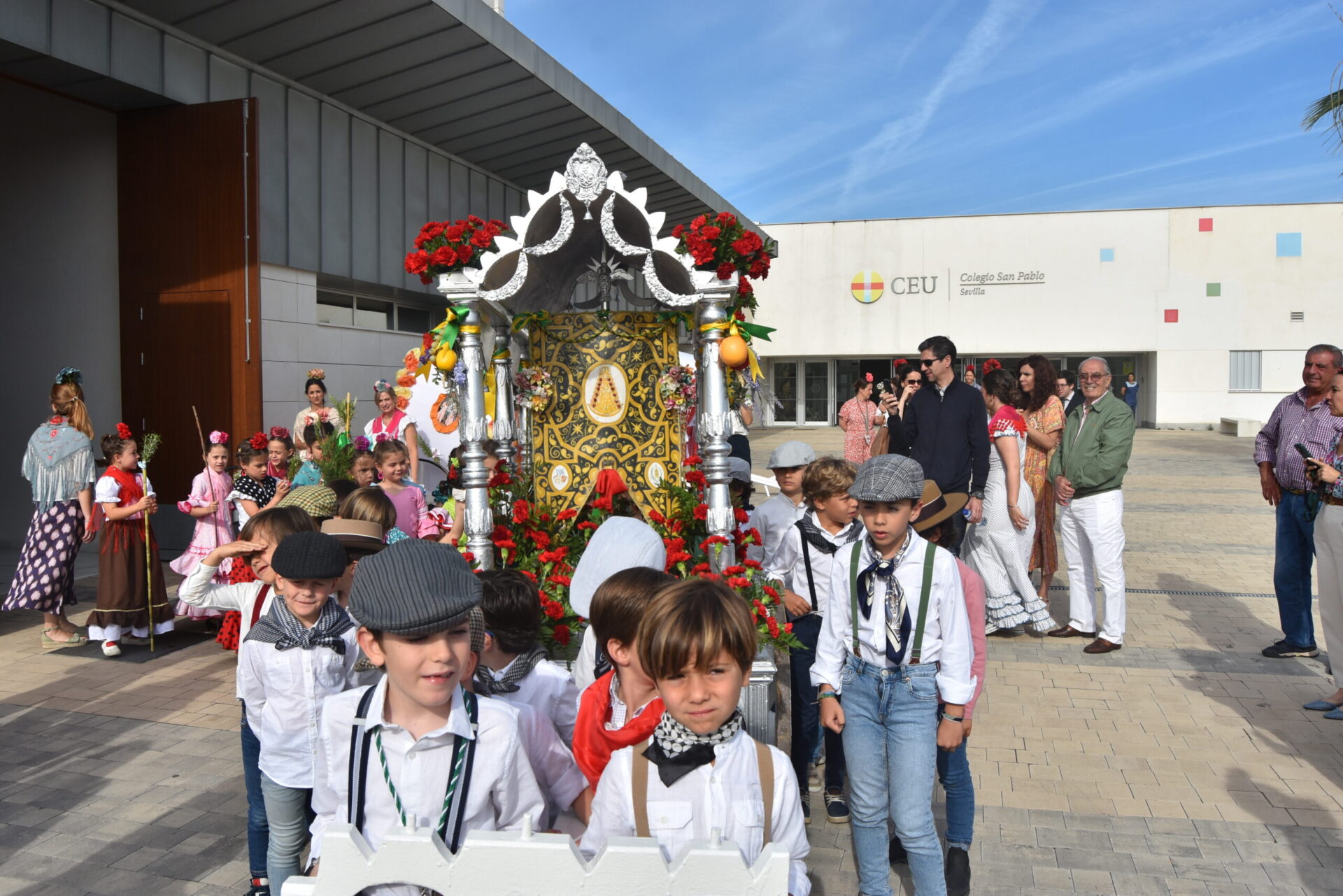 DSC 2946 scaled &bull; Alumnos del Colegio CEU San Pablo Sevilla viven su Romería Mariana