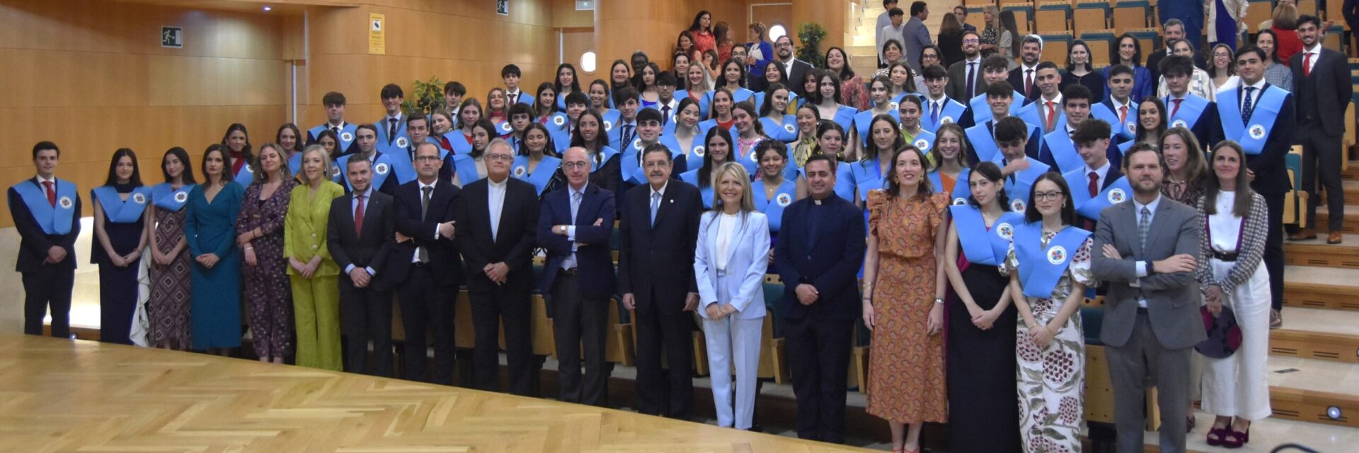 universidad graduacion colegio 1 scaled &bull; “Elegid una universidad que, además de mantener elevado nivel académico, enfatice su papel como transmisora de virtudes y valores”