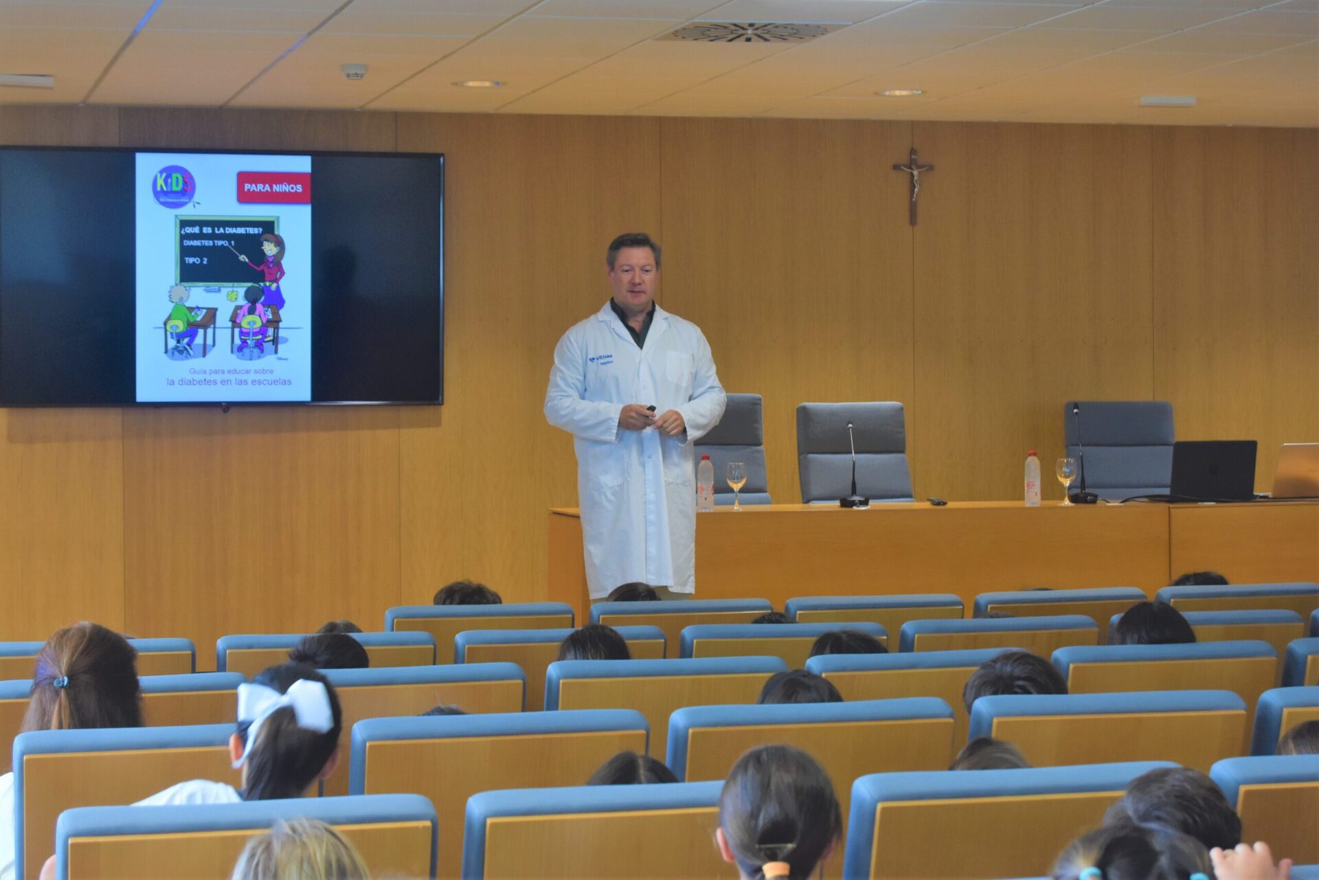 DSC 5527 scaled &bull; Vithas Sevilla organiza un Aula Salud para conocer y actuar ante la diabetes infantil en el Colegio CEU San Pablo Sevilla