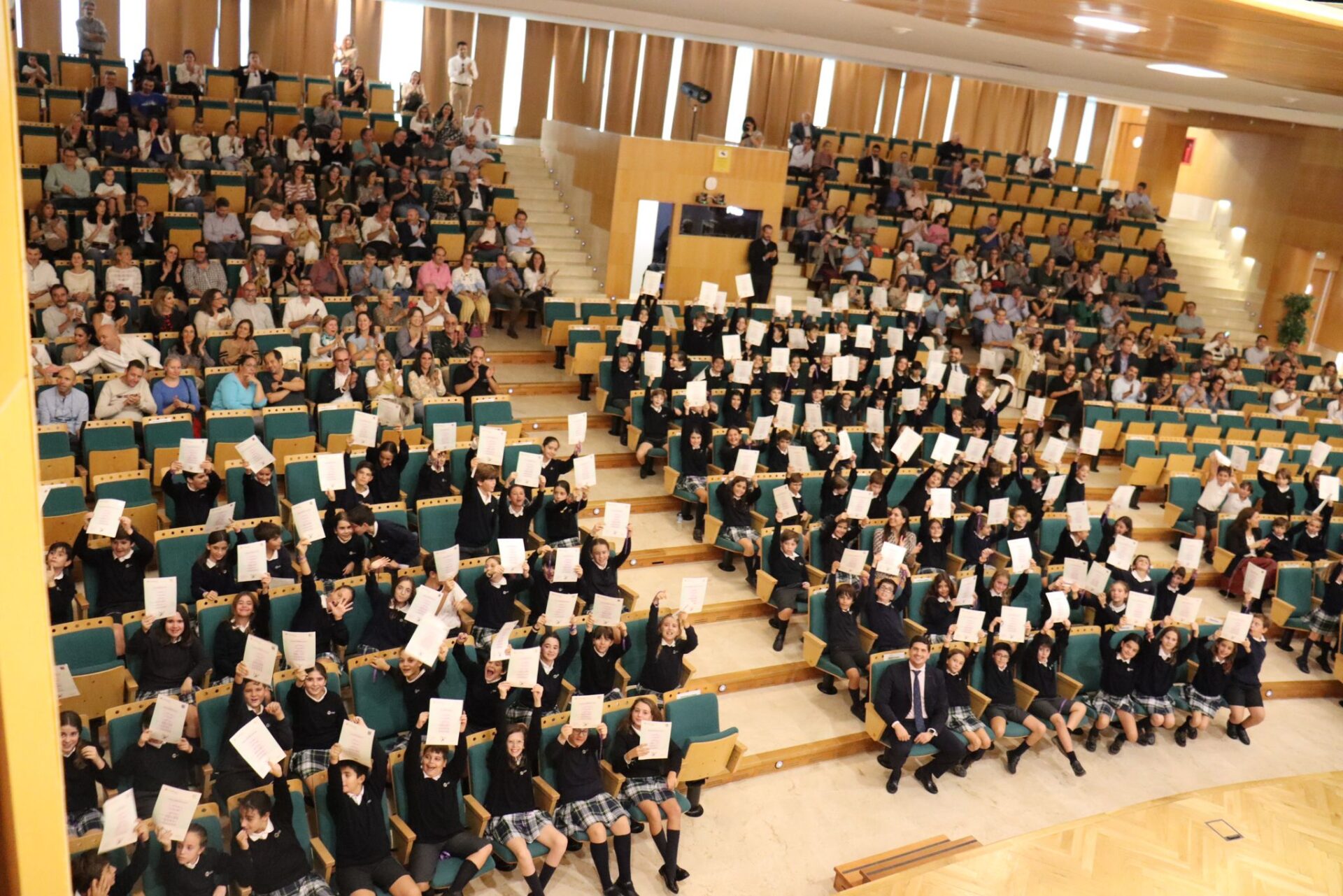WhatsApp Image 2024 10 16 at 19.39.01 &bull; Congratulations! Entrega de diplomas de Cambridge a los alumnos del Colegio CEU San Pablo Sevilla