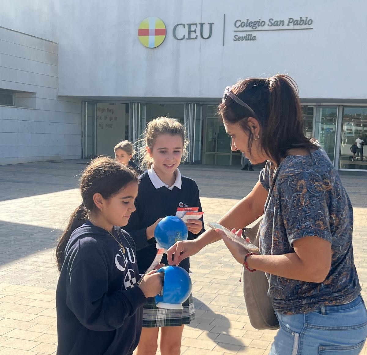 WhatsApp Image 2024 10 18 at 11.43.16 4 &bull; El Colegio CEU San Pablo Sevilla participa en la Semana del DOMUND