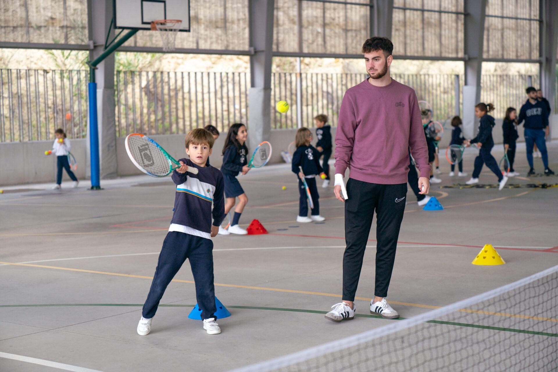 DSC9949 scaled &bull; Clinic de tenis en el Campus CEU: una experiencia de aprendizaje entre el CEU FP Sevilla y el Colegio CEU San Pablo Sevilla