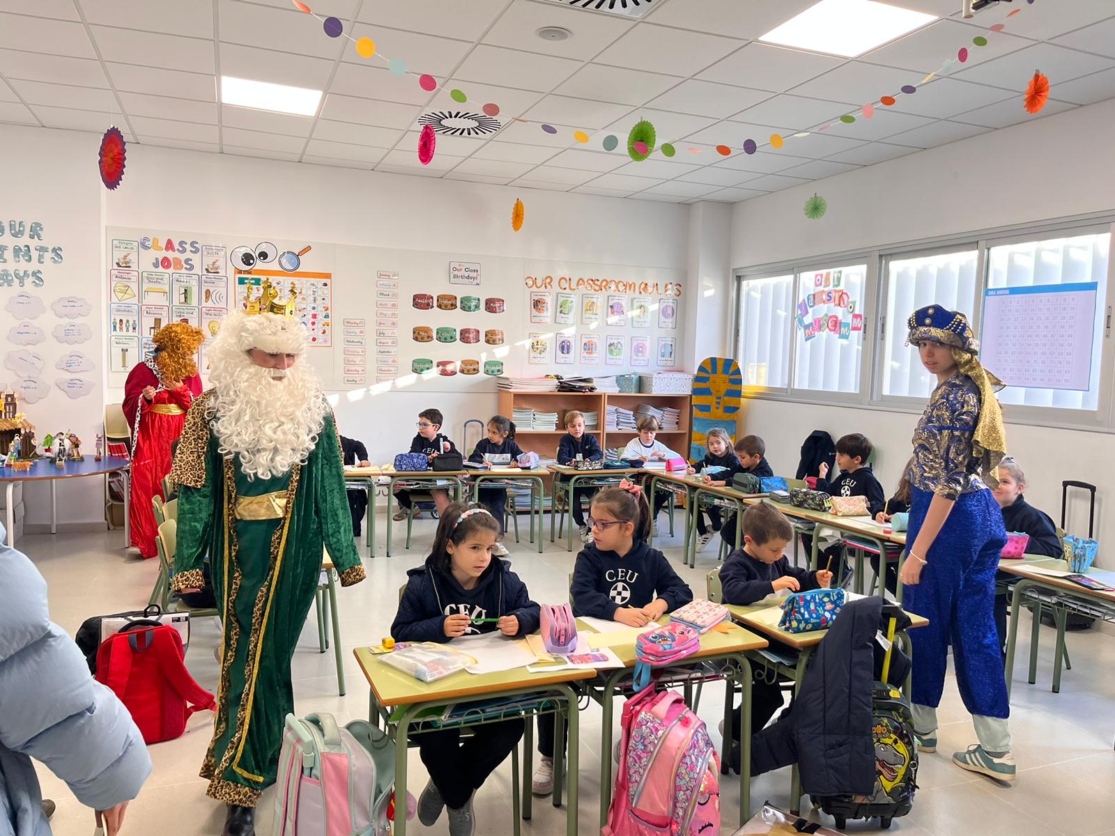 storytelling &bull; Alumnos de CEU FP Sevilla realizan talleres en inglés y actividades de Navidad con los más pequeños del Colegio CEU San Pablo Sevilla