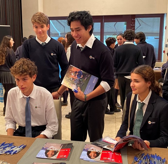 2 1 1 &bull; Alumnos del Colegio CEU San Pablo Sevilla visitan la Feria Unitour en el Salón de Orientación Universitaria
