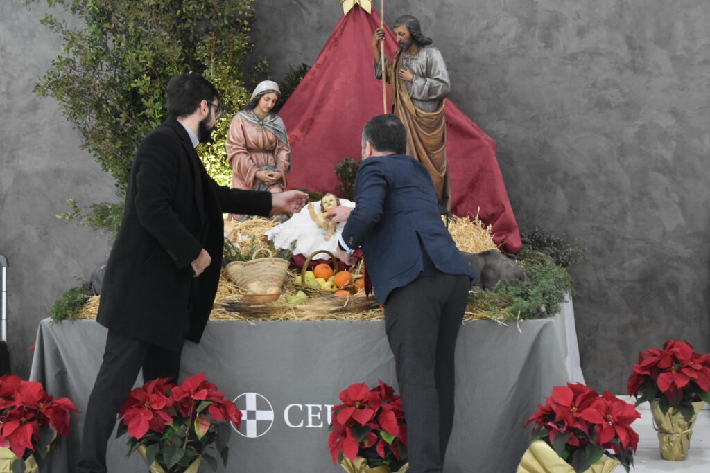 2 DSC 3227 &bull; La comunidad educativa de CEU Andalucía se reúne en torno al Belén