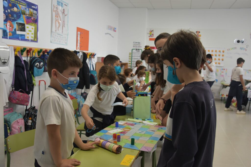 2 DSC 3735 &bull; Los alumnos de Educación Primaria del Colegio CEU San Pablo Sevilla participan en la I Feria Matemática del centro