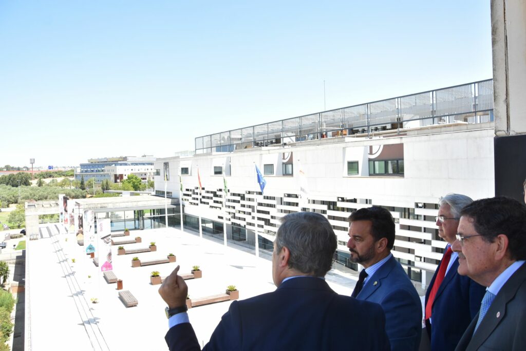 2 DSC 7647 1 &bull; El consejero de Educación y Deportes, Manuel Alejandro Cardenete, visita el Campus CEU Andalucía