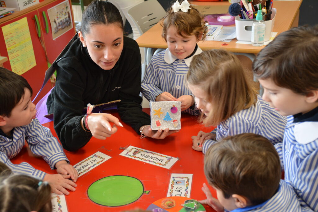 3 DSC 0494 &bull; Alumnos de CEU FP Sevilla realizan talleres en inglés y actividades de Navidad con los más pequeños del Colegio CEU San Pablo Sevilla