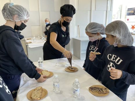 824e9d2c e5fc 4e74 a6c1 25d9521655cb.jfif &bull; Alumnos del Colegio CEU San Pablo Sevilla visitan la Fábrica de Chocolate ‘Mamá Goye’