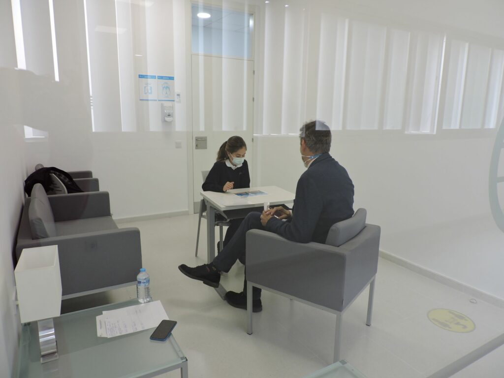 DSCN7377 &bull; Estudiantes del Colegio CEU San Pablo Sevilla realizan las pruebas de Mock Exam de Cambridge