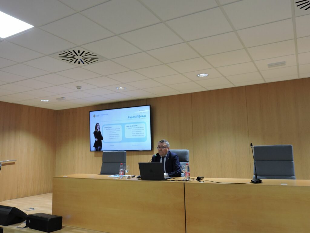 DSCN8948 &bull; Alumnos del Colegio CEU San Pablo Sevilla asisten a una conferencia sobre la prueba PEvAU de acceso a la Universidad