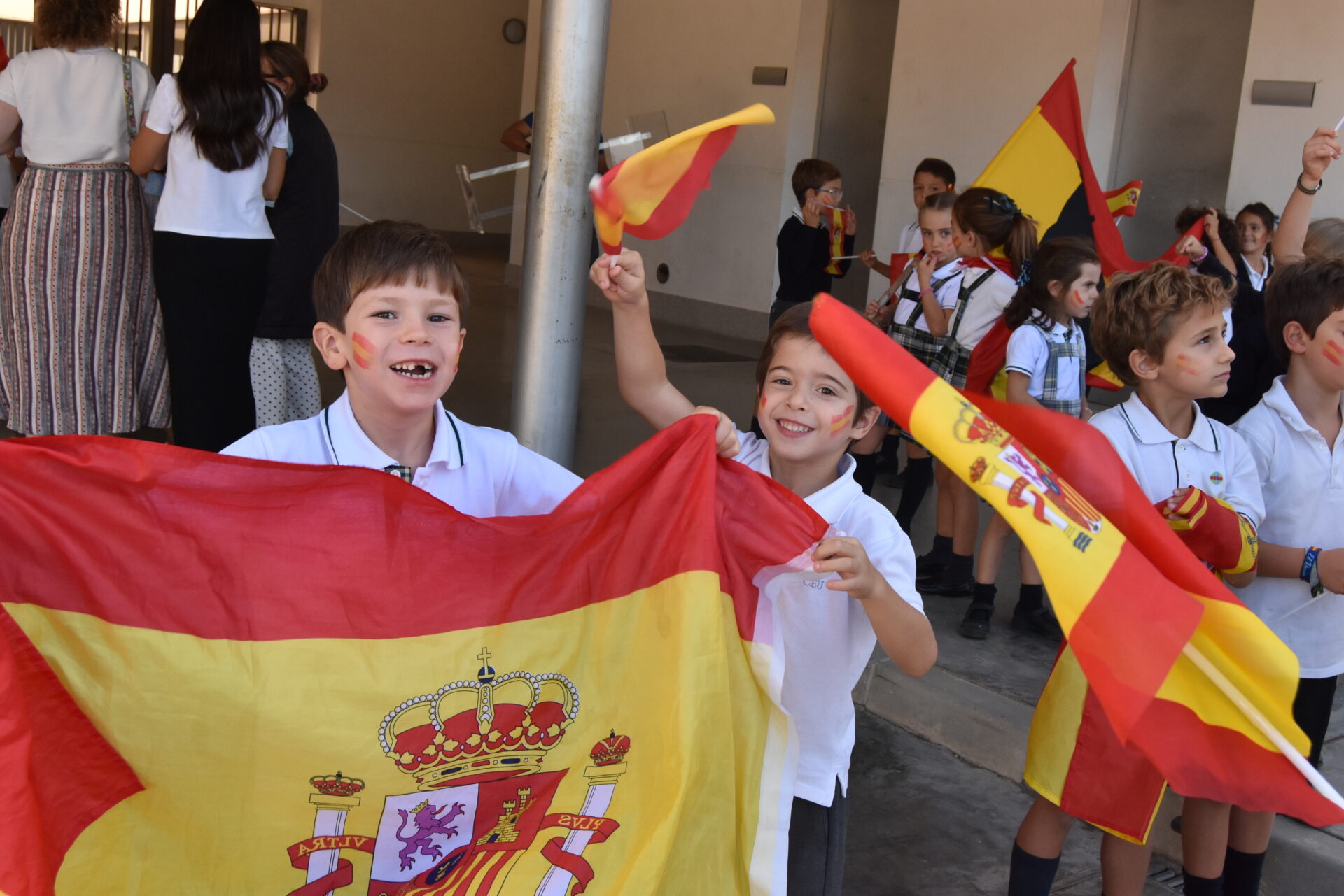 Un patio unido por la Hispanidad