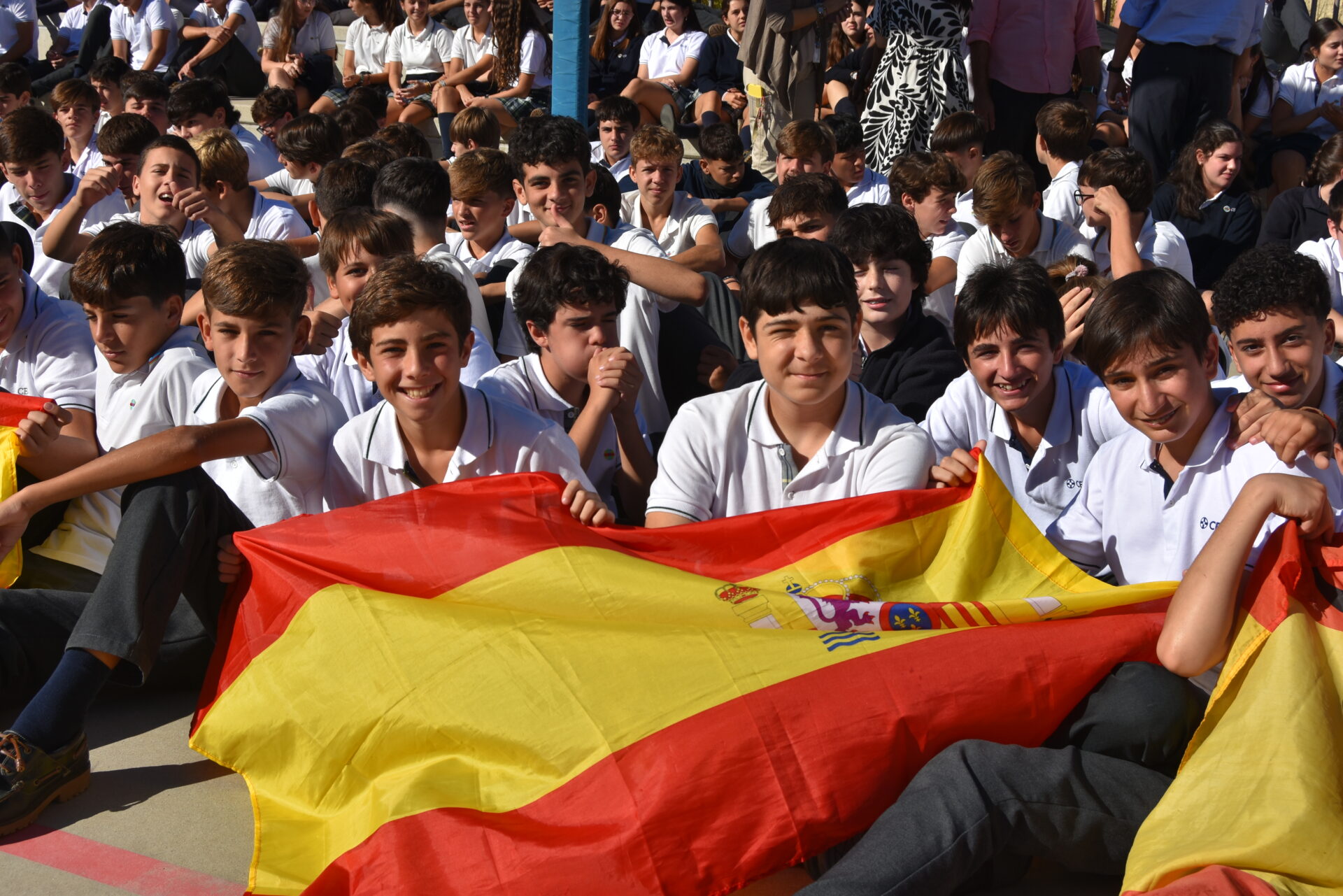 DSC 5941 &bull; Un patio unido por la Hispanidad