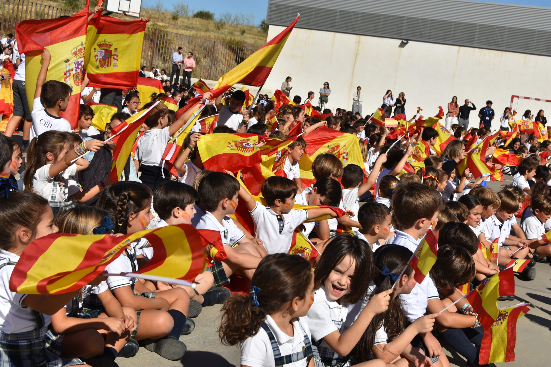 DSC 6096 1 &bull; Un patio unido por la Hispanidad