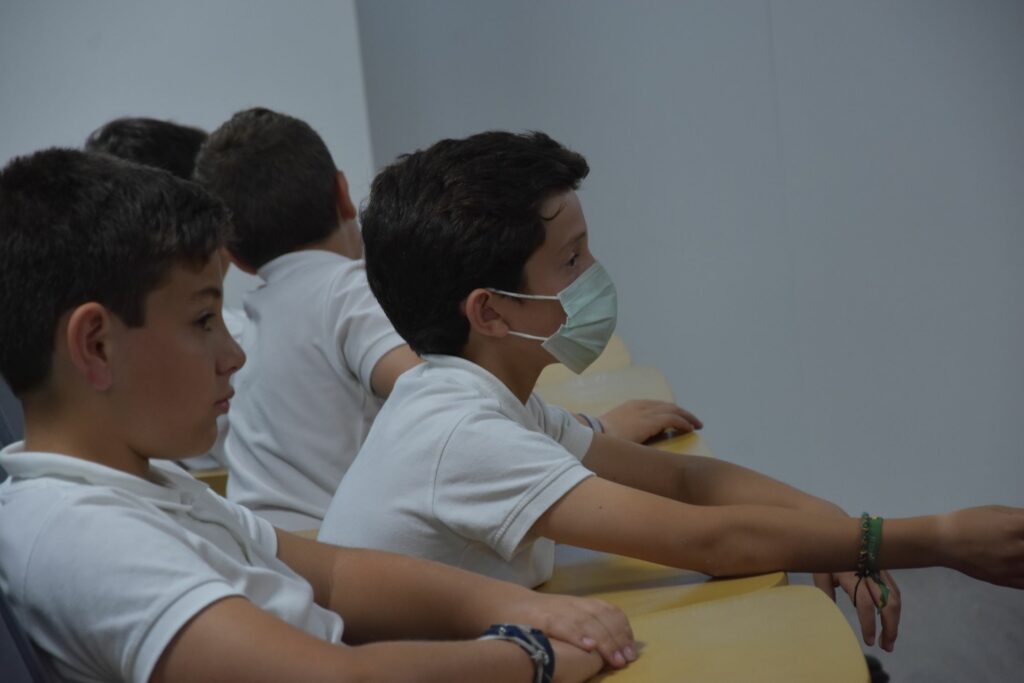 DSC 6328 &bull; Alumnos de 5º de Primaria del Colegio CEU San Pablo Sevilla participan en una sesión sobre periodismo corresponsal y técnicas de oratoria