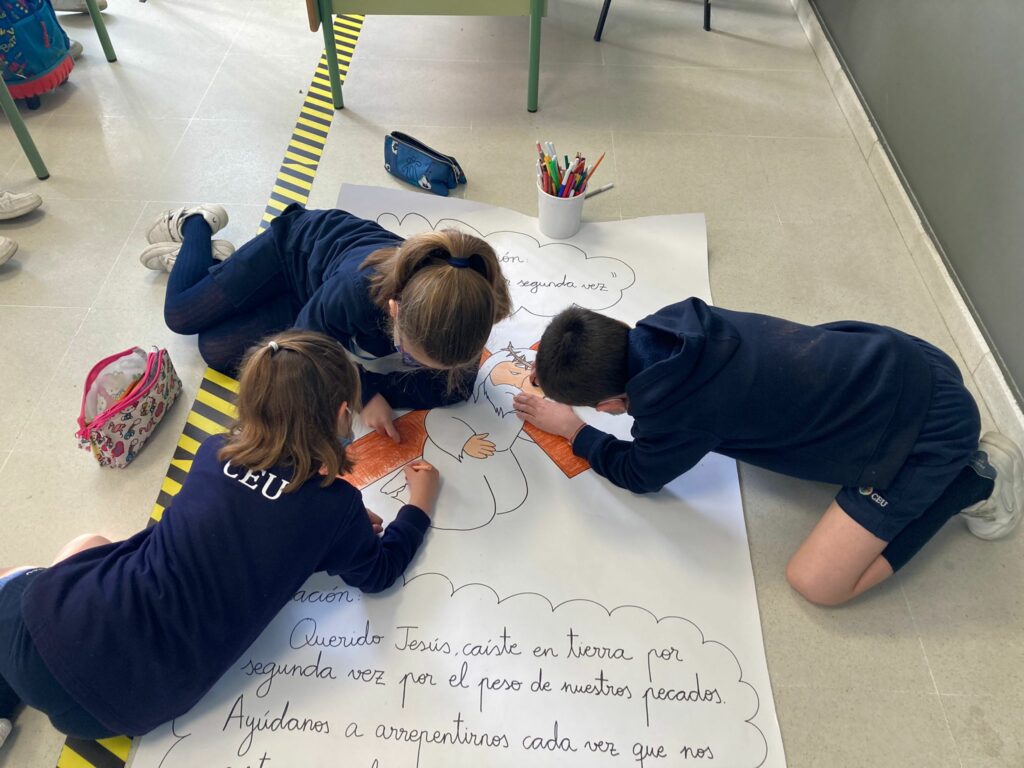 WhatsApp Image 2021 03 24 at 17.20.003 &bull; Vía Crucis en el Colegio CEU San Pablo Sevilla