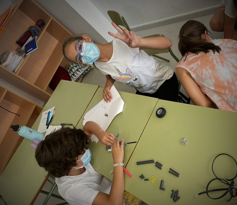 WhatsApp Image 2021 07 20 at 14.30.39 &bull; Los alumnos del Summer Camp CEU construyen sus propias figuras robotizadas