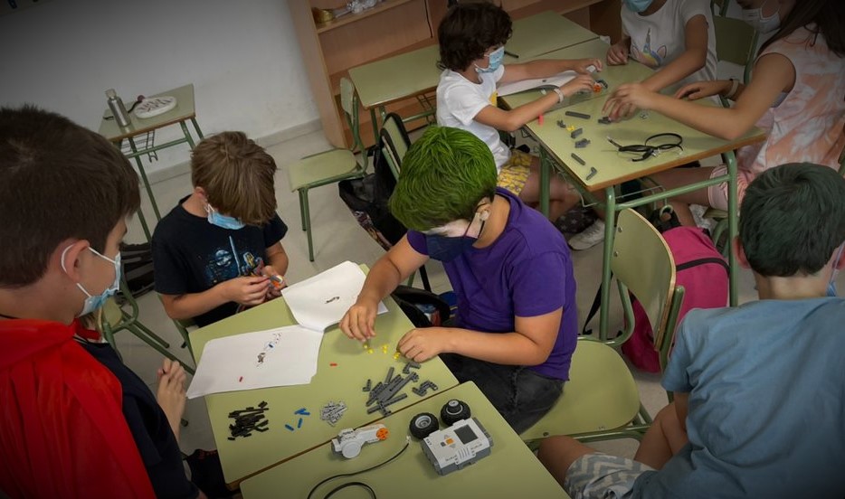 WhatsApp Image 2021 07 20 at 14.30.402 &bull; Los alumnos del Summer Camp CEU construyen sus propias figuras robotizadas